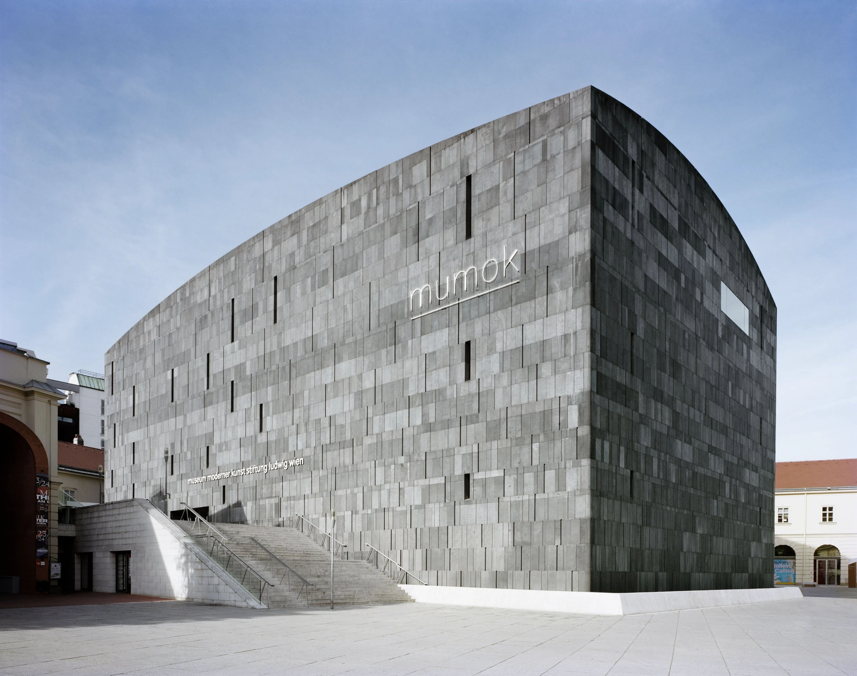 Das mumok (Museum moderner kunst stiftung ludwig wien) in Wien mit grauer Steinverkleidung und einer Treppe zum Eingang.